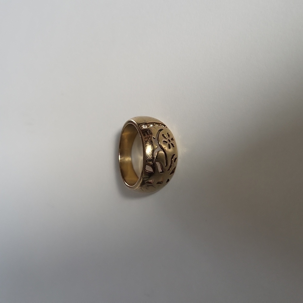 Gold tone Laser cut  costume ring in size 9